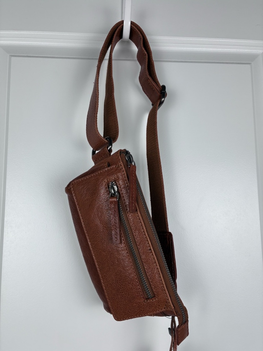 NWT Women’s Brown Leather-Trim Zip Pouch Belt Bag Travel - Picture 3 of 9